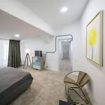 Готель Omega House