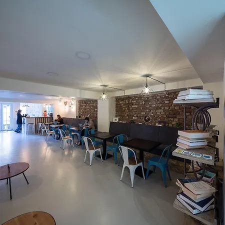 فندق Omega House