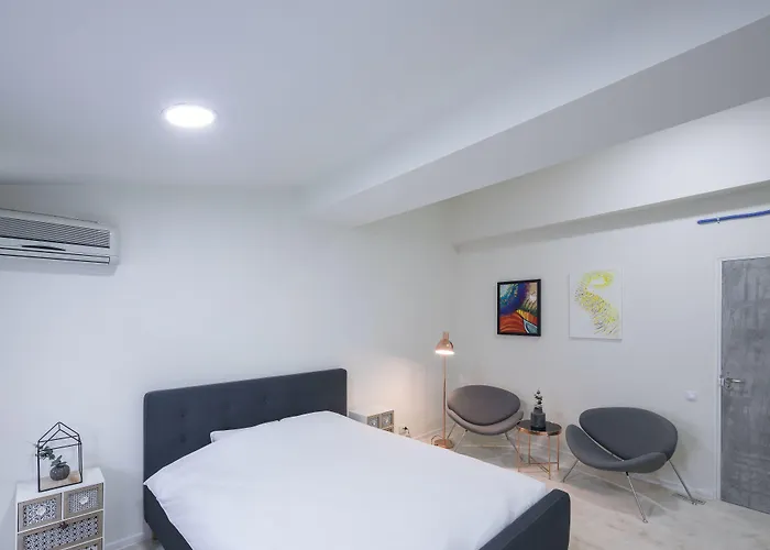 Omega House Готель