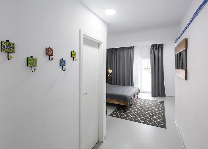 Omega House Готель