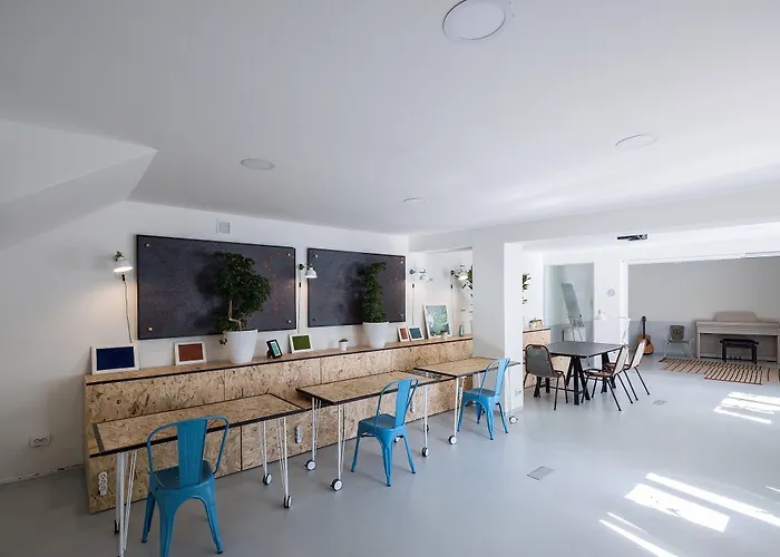 Готель Omega House