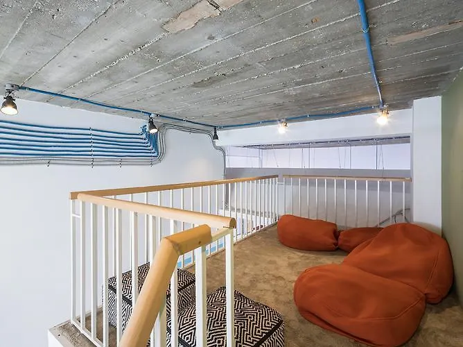 Omega House Готель Бухарест