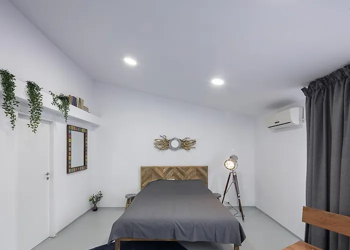 Omega House Бухарест